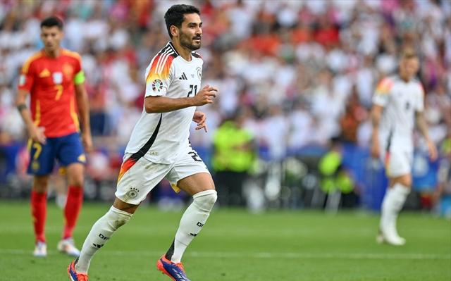 包含VAR判罚再引争议，尤文图斯对阵莱比锡裁判判点引发巨大争议的词条