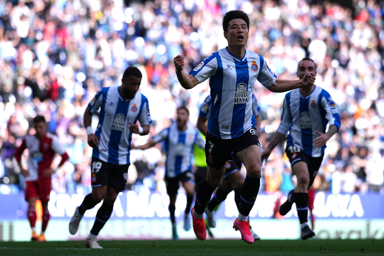 包含武磊打破进球荒，本菲卡球迷集体高唱助威！的词条