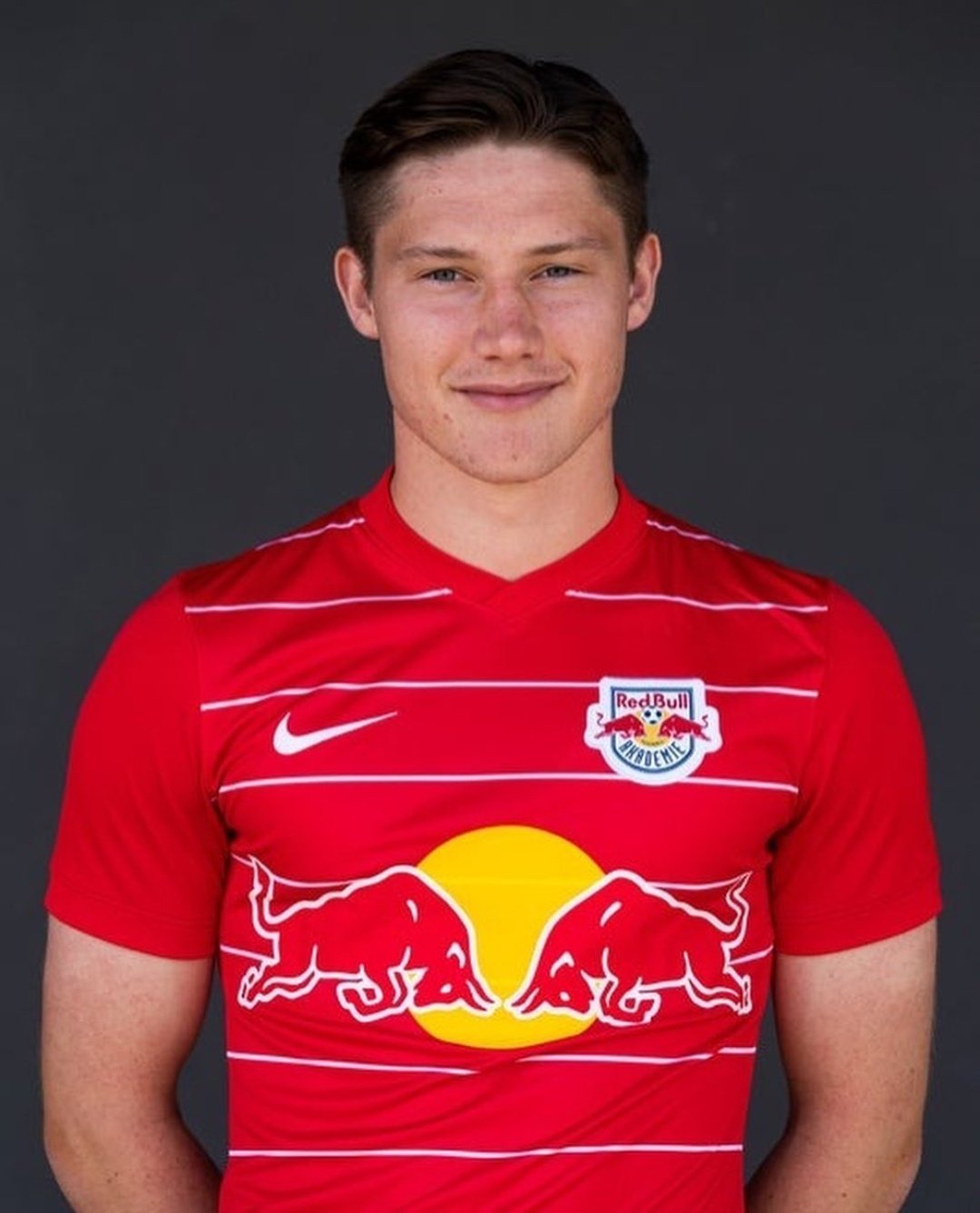 阿贾克斯赛前列队欢迎拜仁，尊重对手尽显风度！的简单介绍