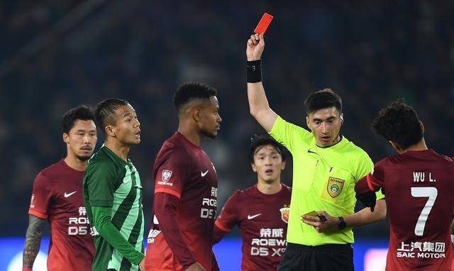 包含VAR判罚再引争议，那不勒斯对阵泰山裁判判点引发巨大争议的词条