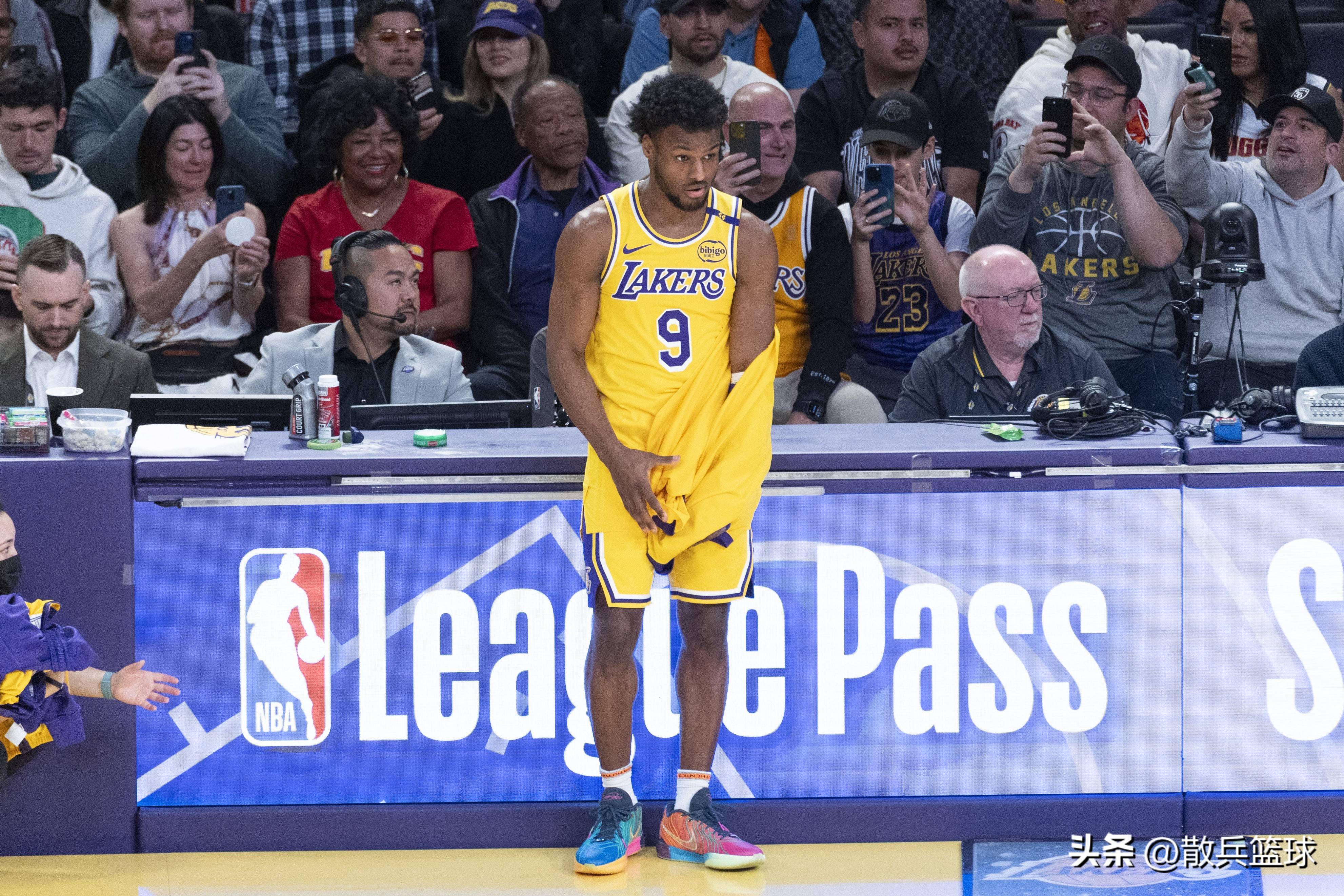 字母哥三巨头联手，鹈鹕得分突破，逆转取胜冲击季后赛！