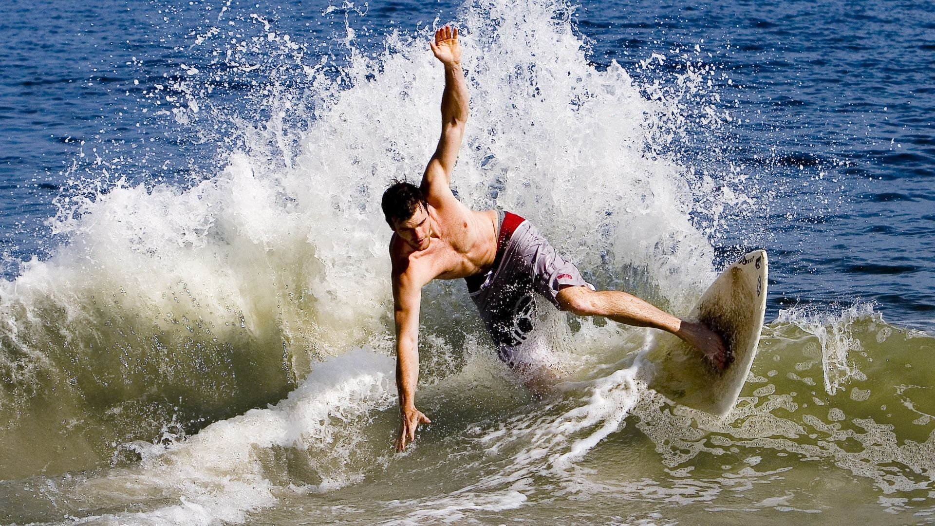 F1赛车赛场焦点！瑞士队对阵英格兰队，战况跌宕起伏，悬念直到终场